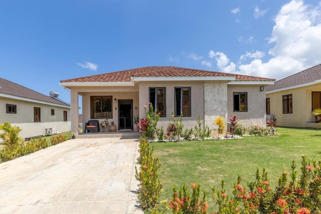 Sun Shine Luxury Villas 2 Bedroom Pool & Gym Ocho Rios St Ann Ngoại thất bức ảnh
